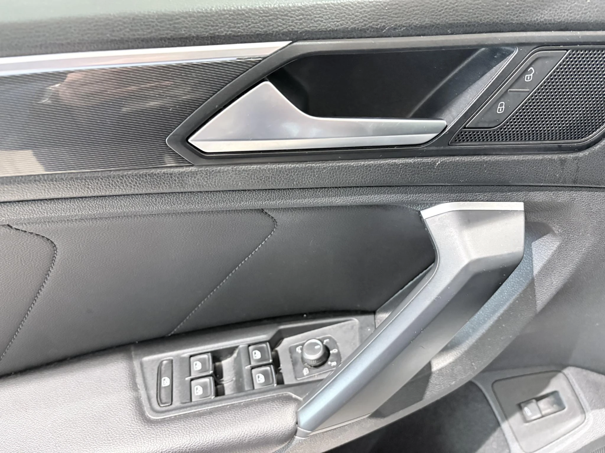 Volkswagen-Tiguan-image-12