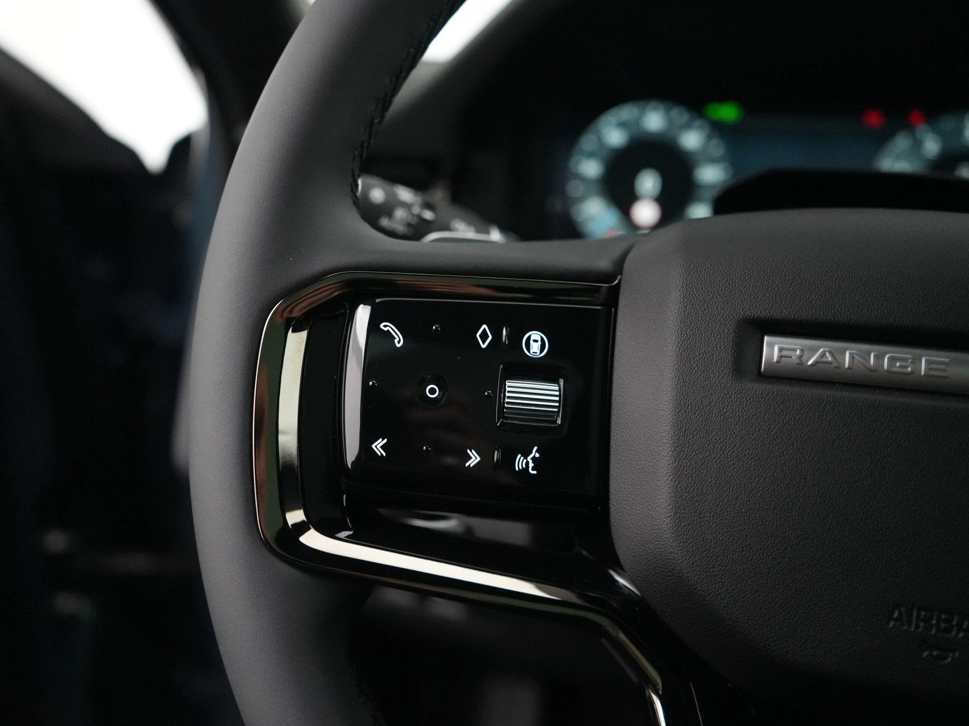 Land Rover-Range Rover Evoque-image-15