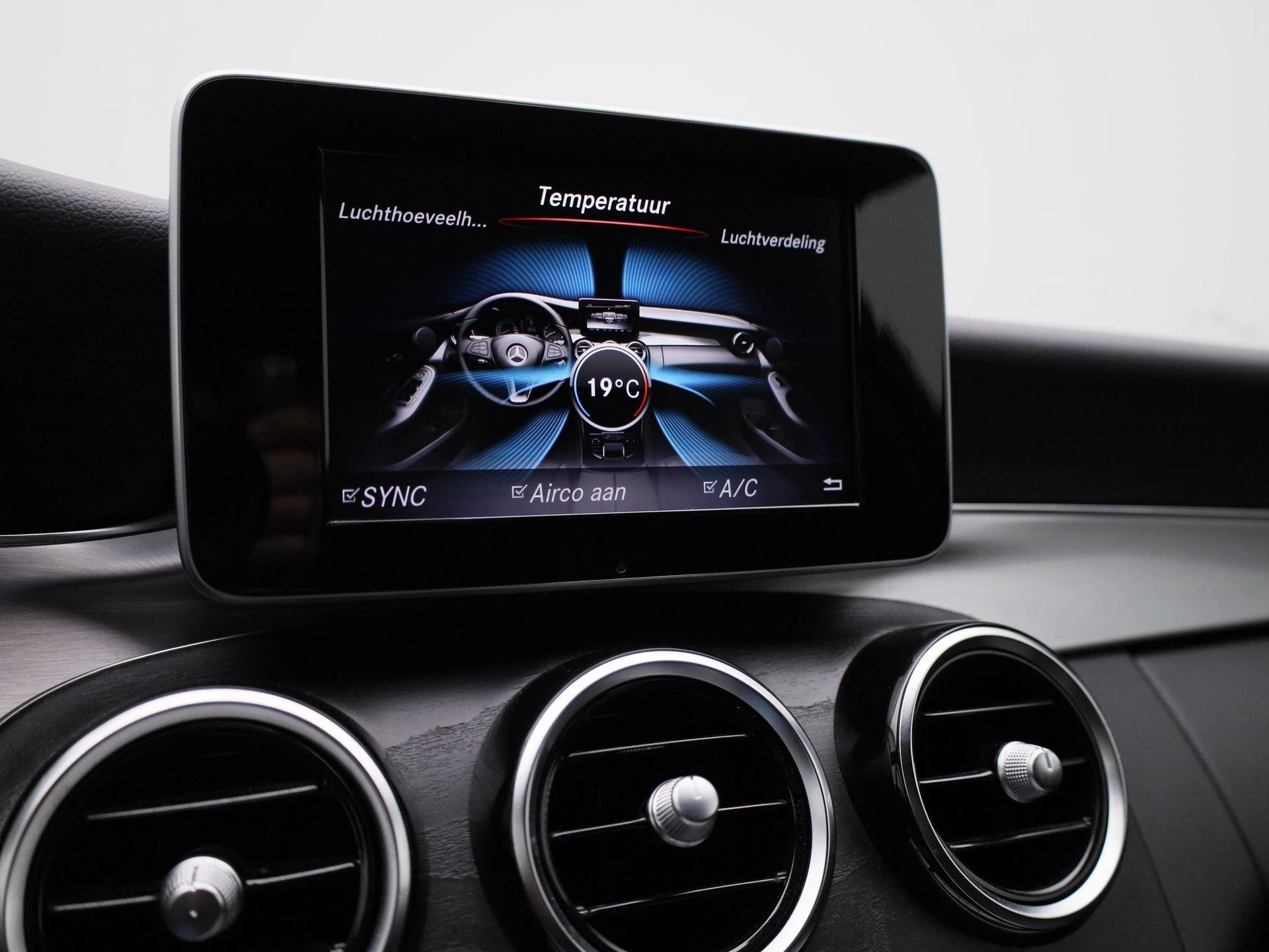 Mercedes-Benz-C-Klasse-image-33