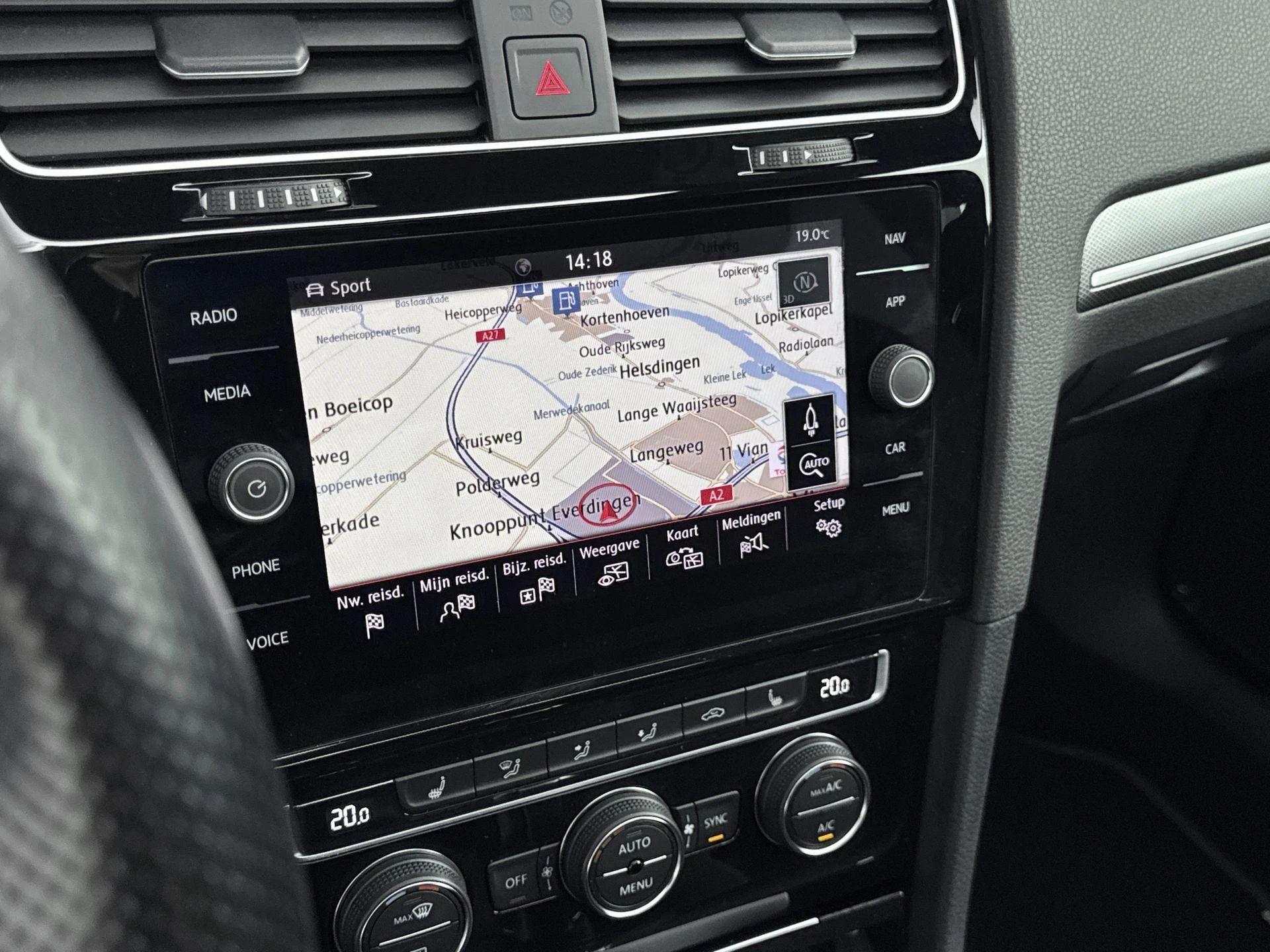 Volkswagen-Golf-image-13