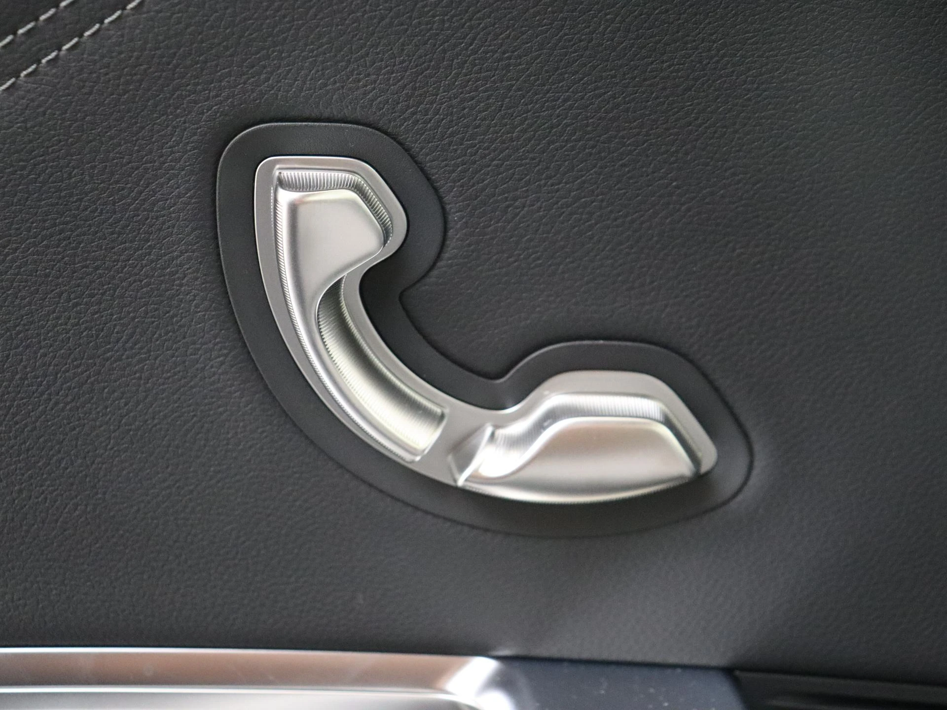 Mercedes-Benz-GLC-image-23