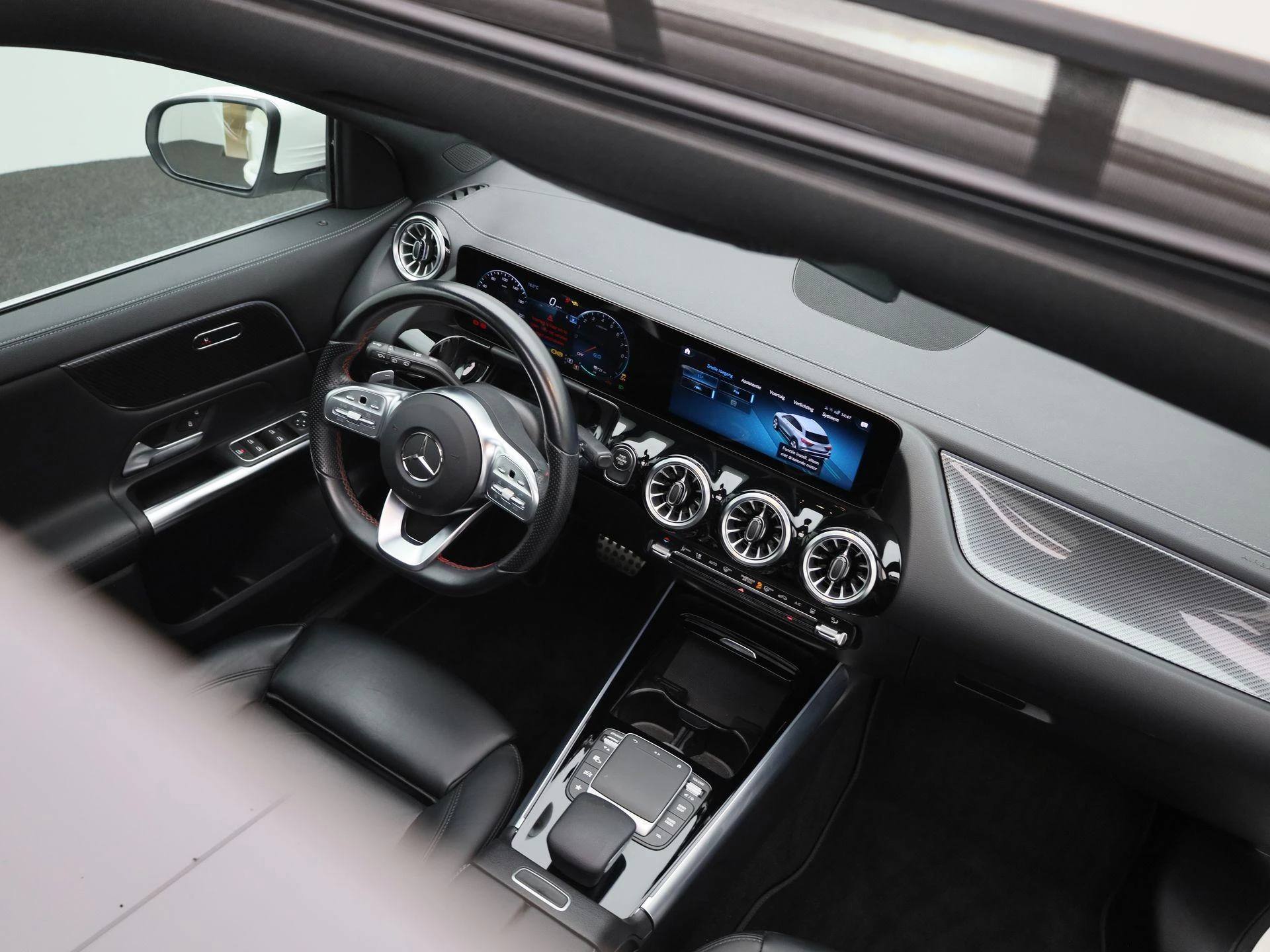 Mercedes-Benz-GLA-image-34