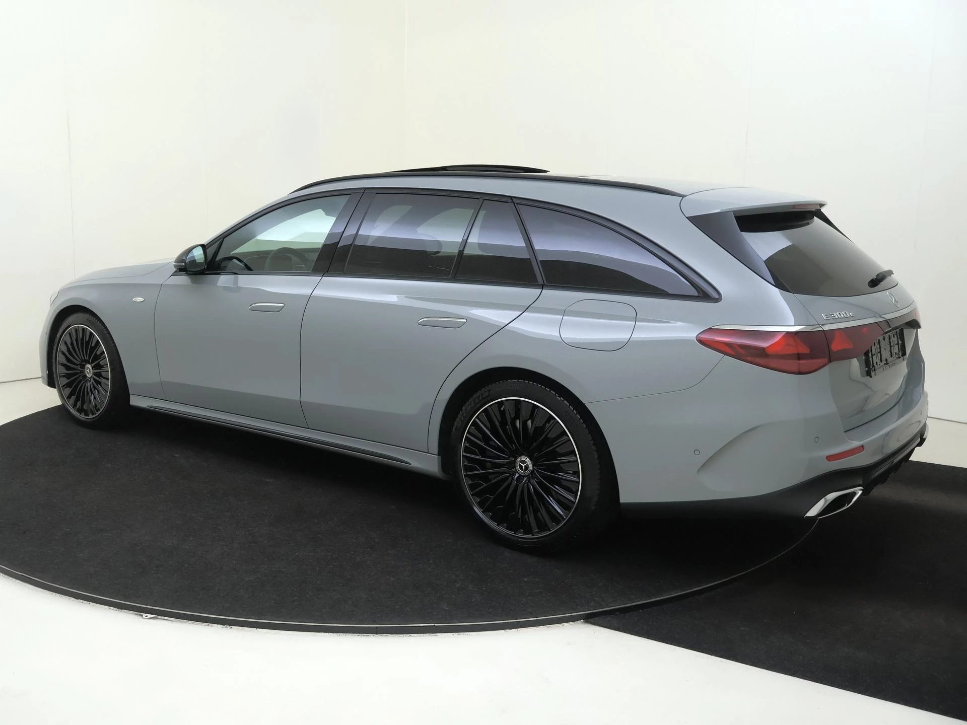 Mercedes-Benz-E-Klasse-image-2