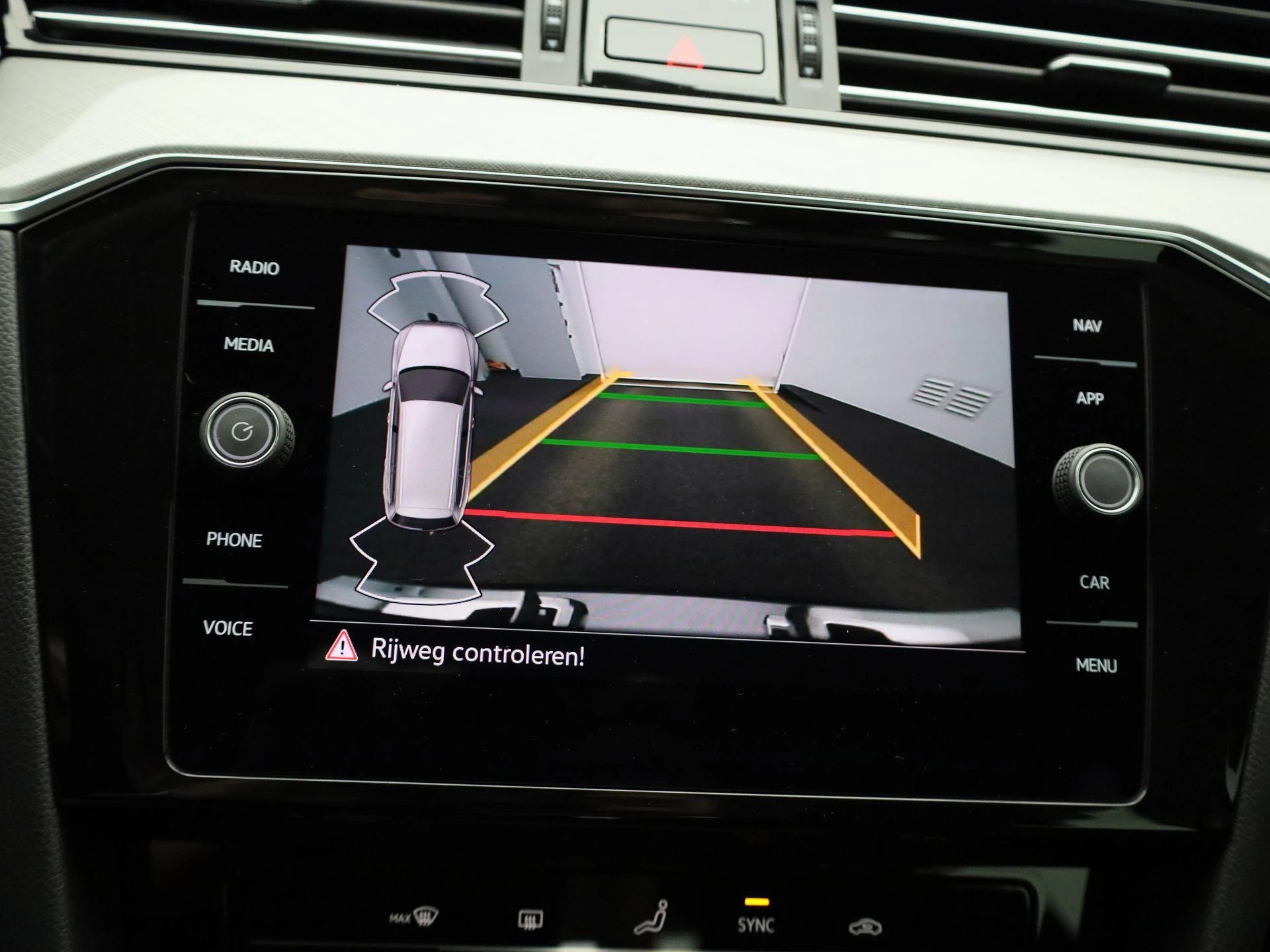 Volkswagen-Passat-image-25