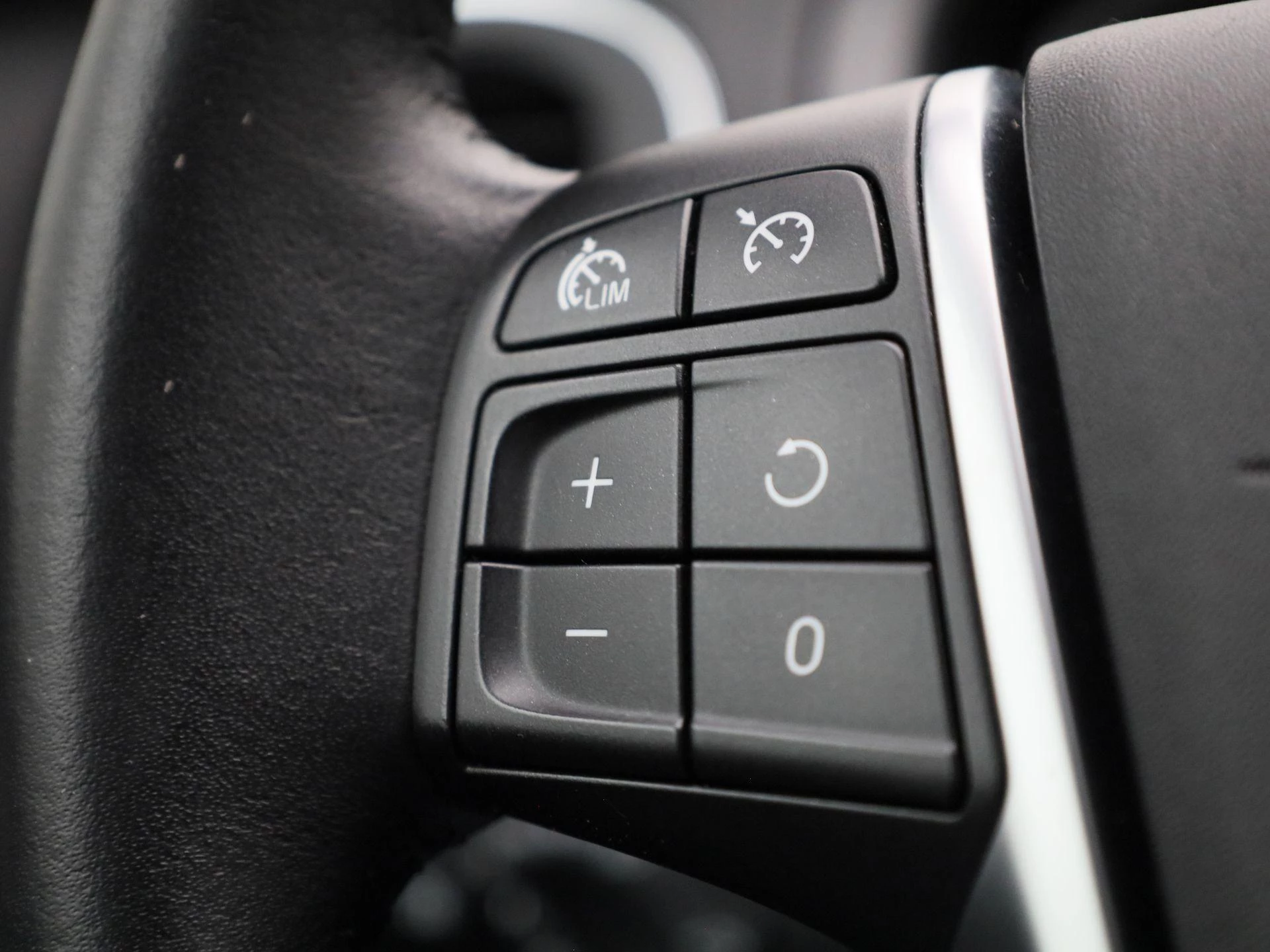 Volvo-V40-image-19