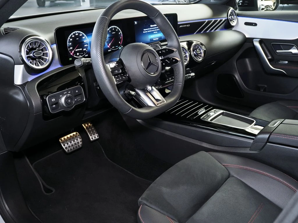 Mercedes-AMG-A-Klasse 35-image-7