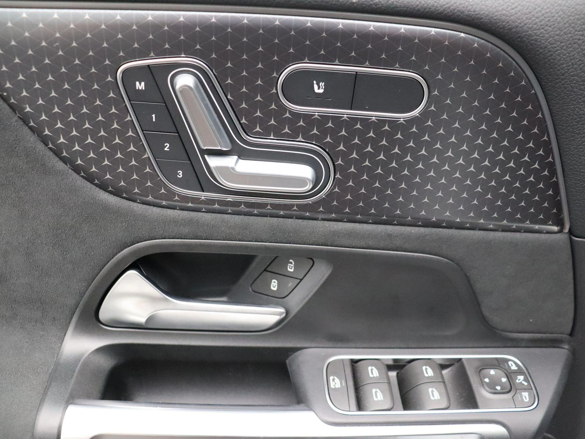 Mercedes-Benz EQB 250+ Star Edition + PANO DAK + BURMESTER + HEAD UP + TREKHAAK +