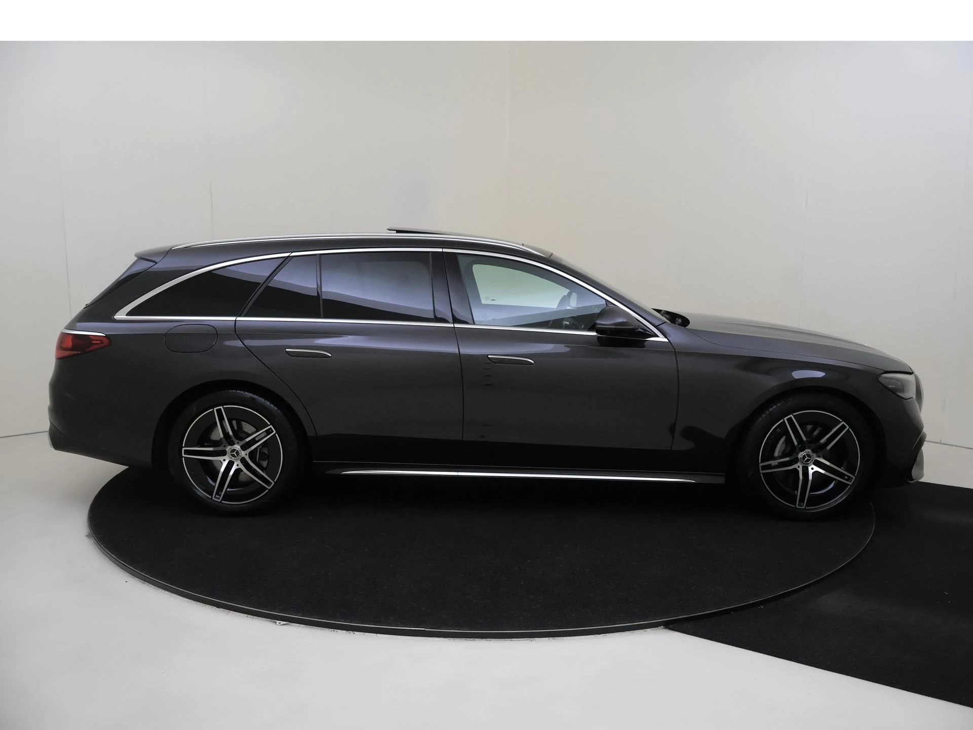 Mercedes-Benz-E-Klasse-image-8