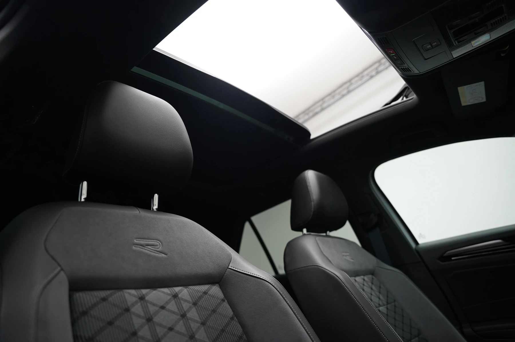 Volkswagen-T-Roc-image-32