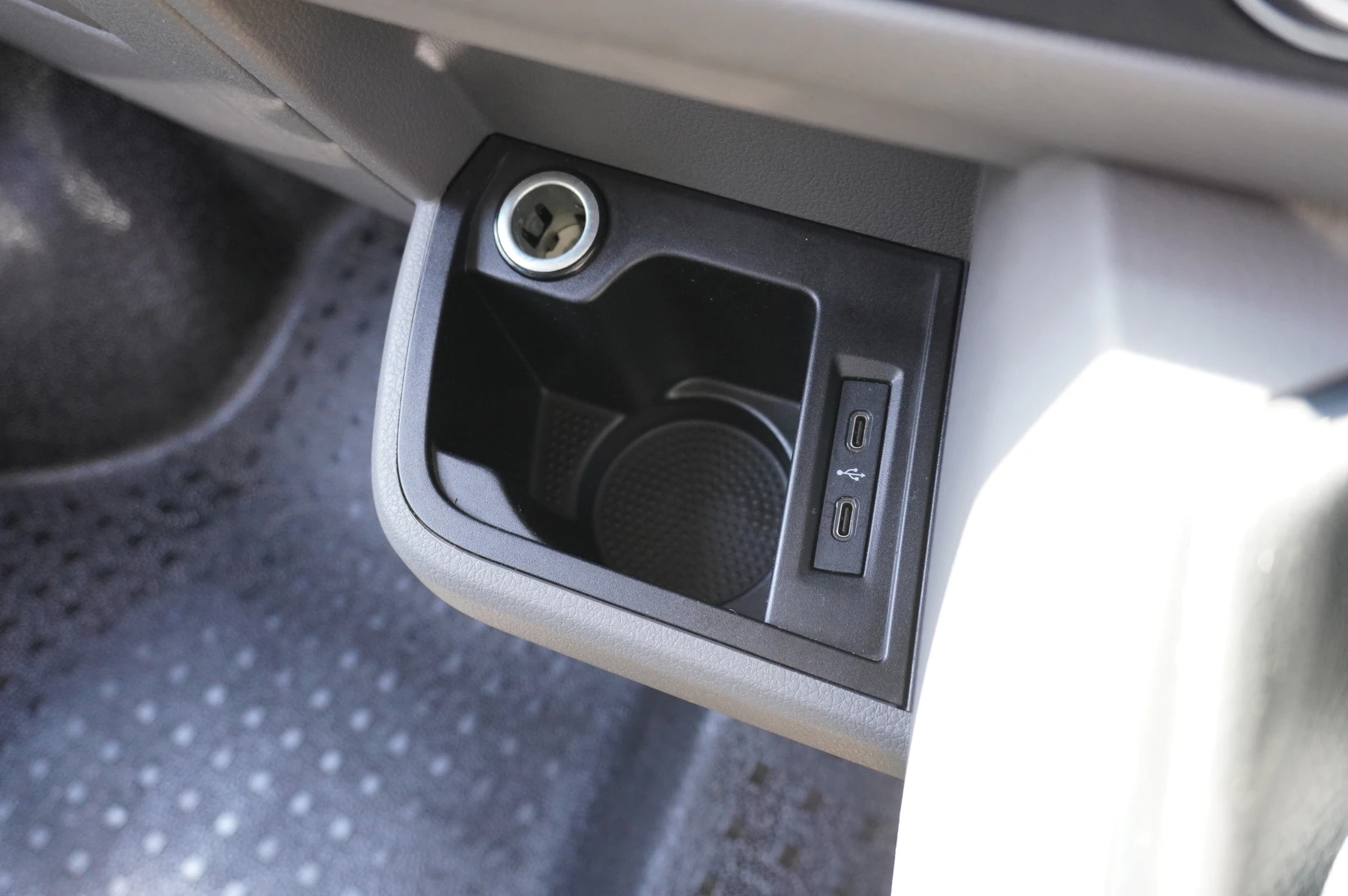 Volkswagen-Transporter-image-28
