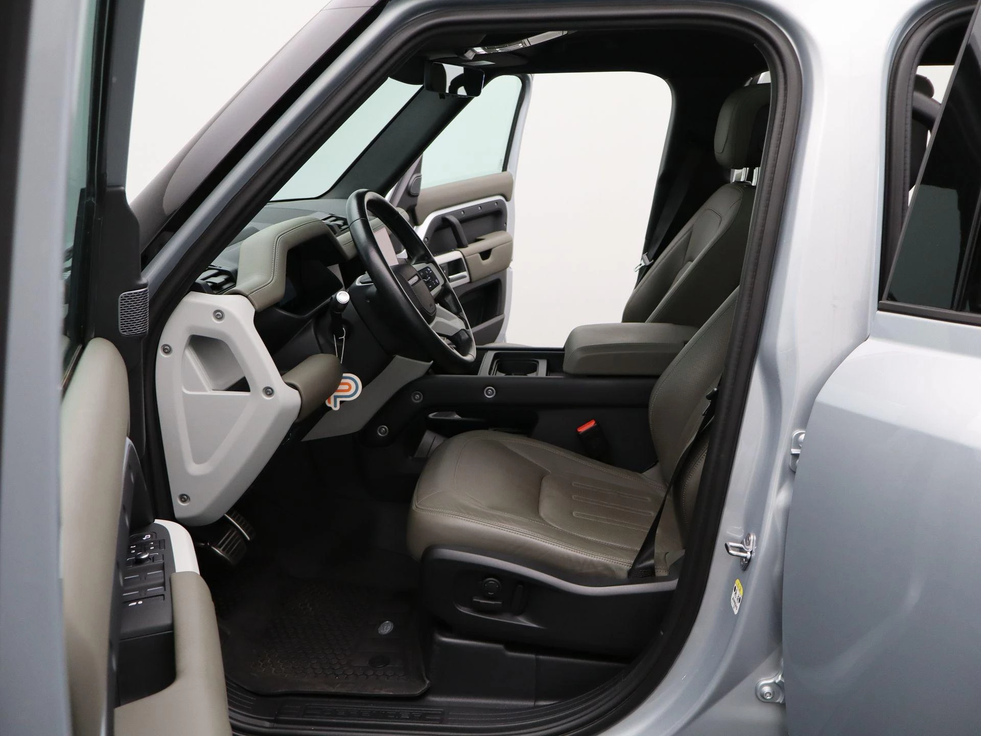 Land Rover-Defender-image-11