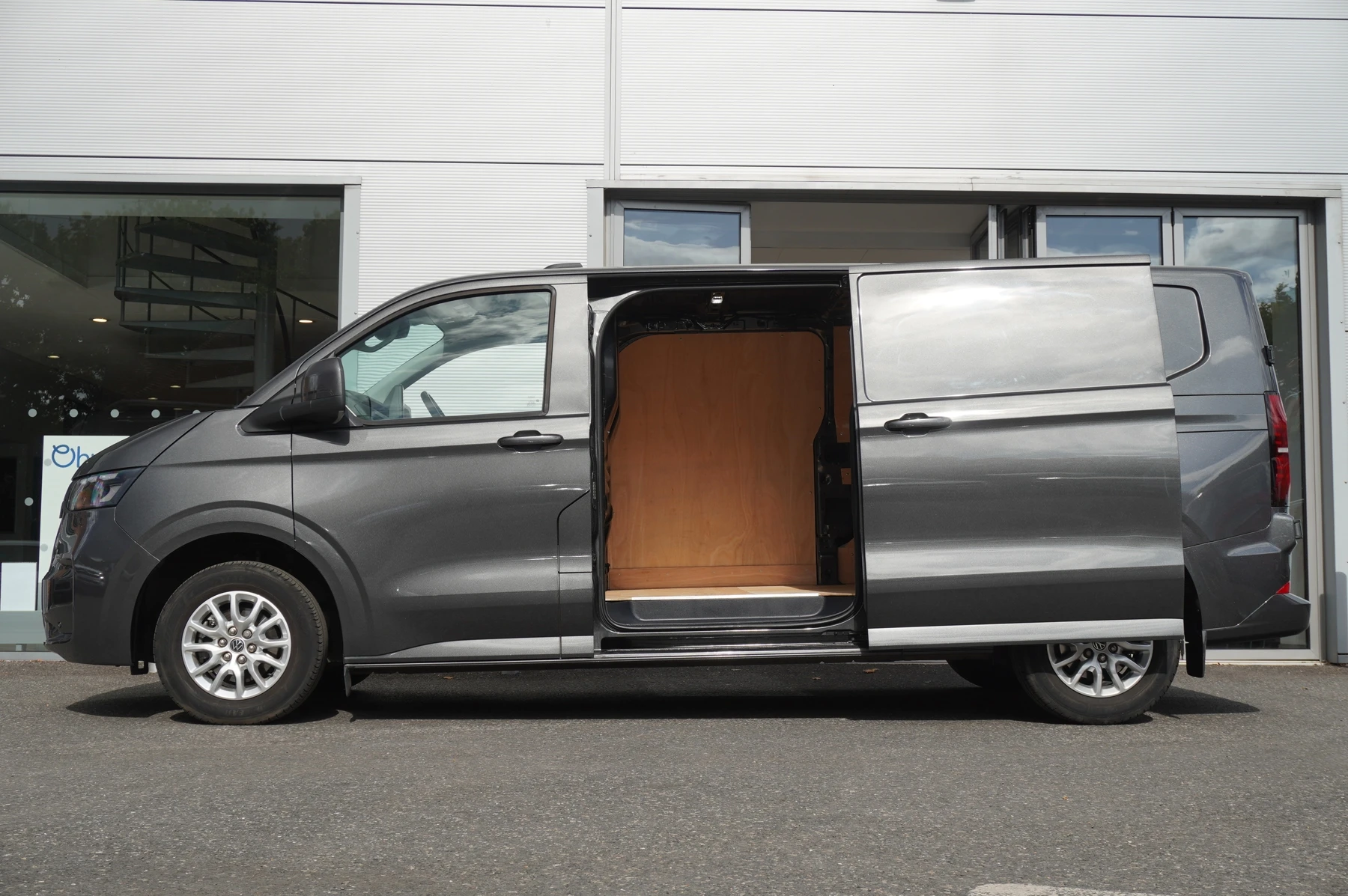 Volkswagen-Transporter-image-28