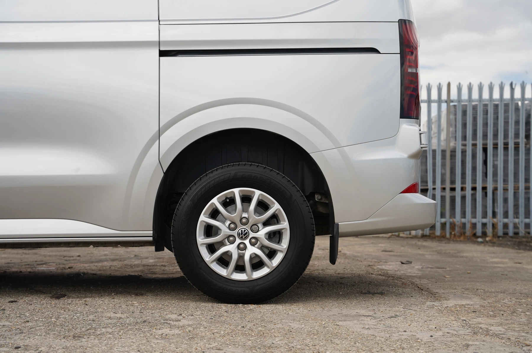Volkswagen-Transporter-image-31