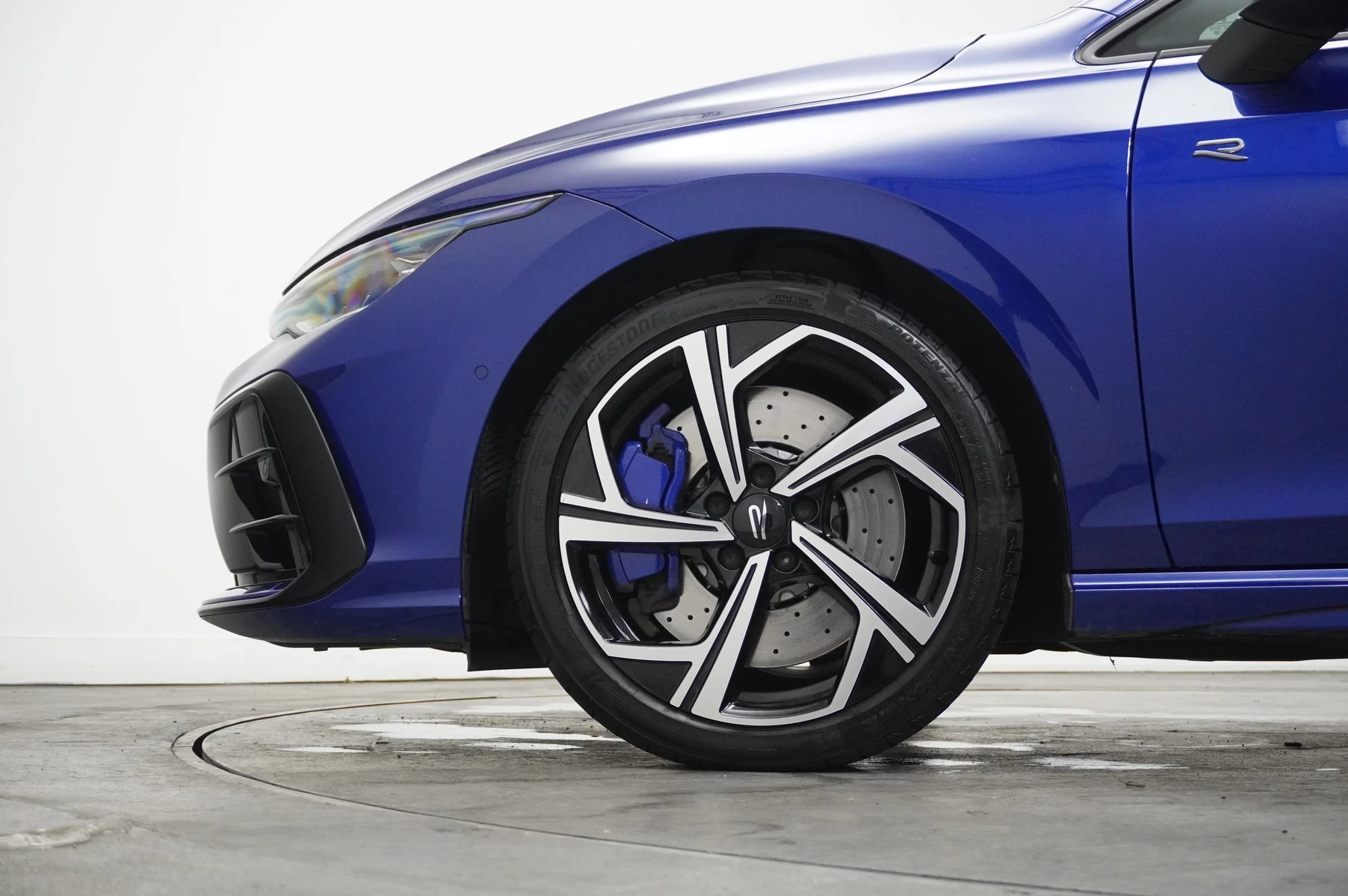 Volkswagen-Golf-image-4