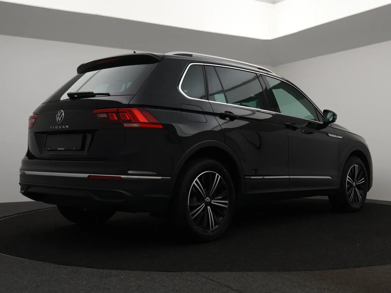 Volkswagen-Tiguan-image-1