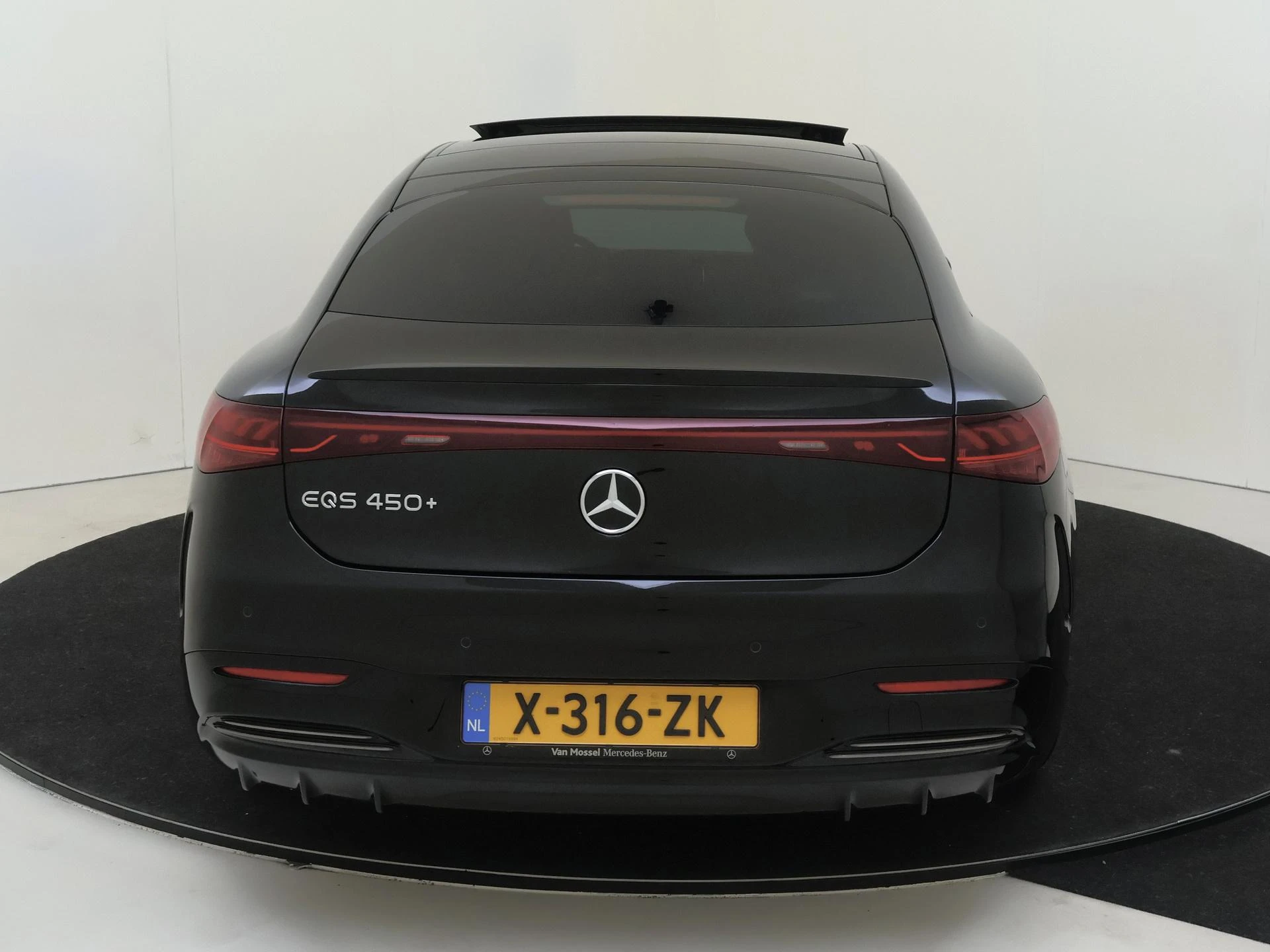 Mercedes-Benz-EQS-image-6