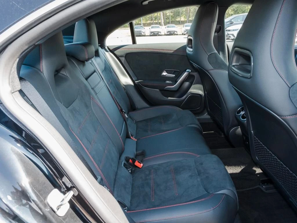 Mercedes-Benz-CLA 200-image-12