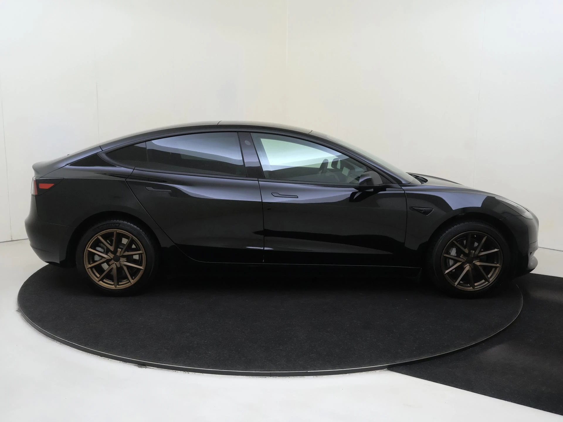 Tesla-Model 3-image-8