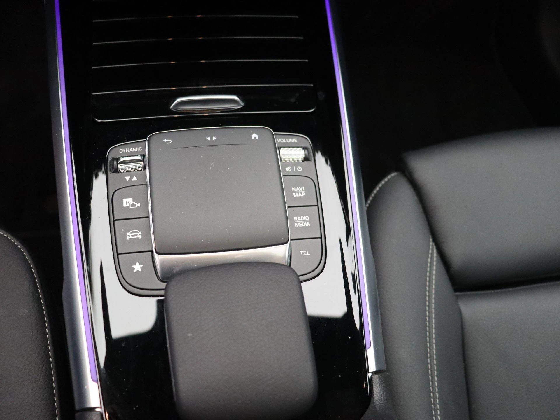Mercedes-Benz EQB 350 4MATIC AMG Line + LEDER + PANO + BURMESTER + HEAD UP + CARPLAY +