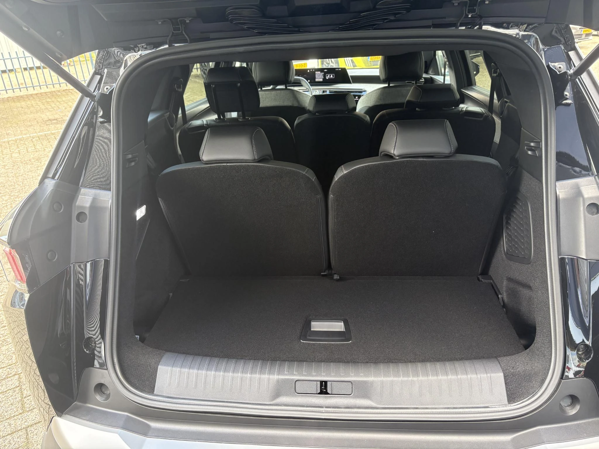 Peugeot-e-5008-image-22