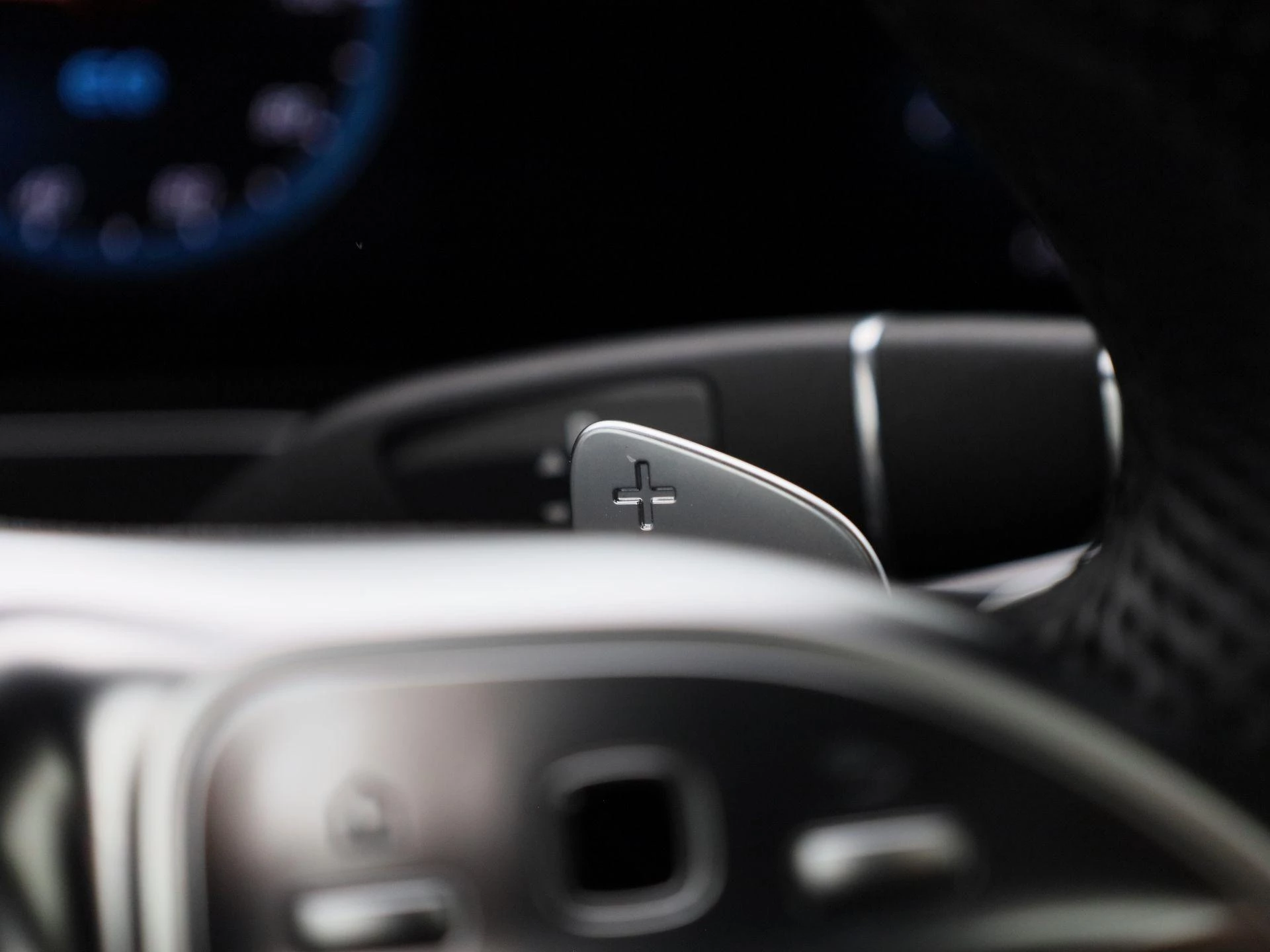 Mercedes-Benz-EQC-image-24