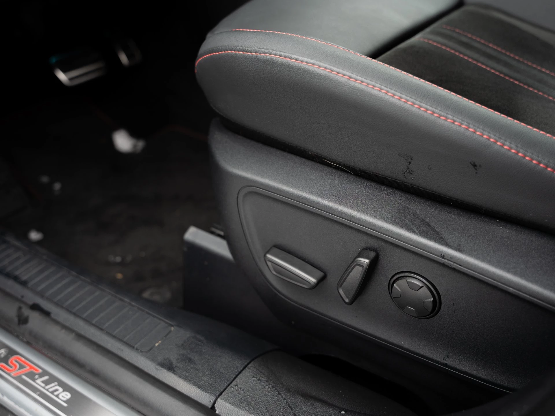 Ford Kuga ST-Line X Aut.*PANO*AHK*360GRAD*LED-MATRIX*NAVI*GRA*WINTER-PKT..