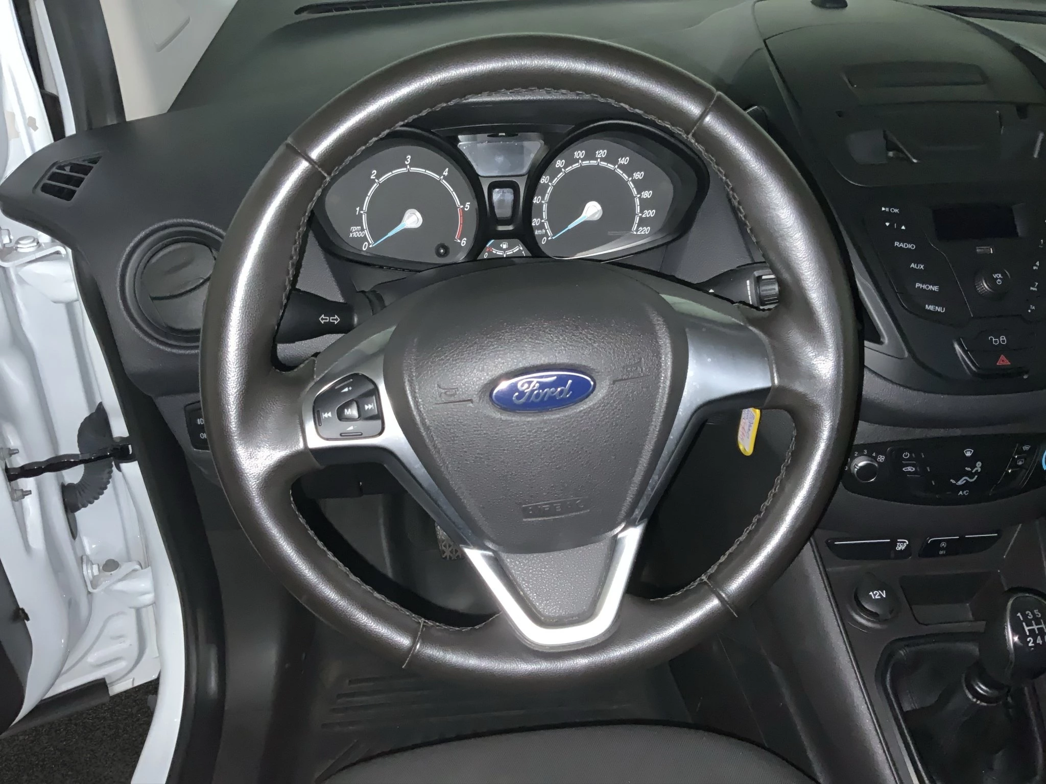 Ford-Transit Courier-image-3