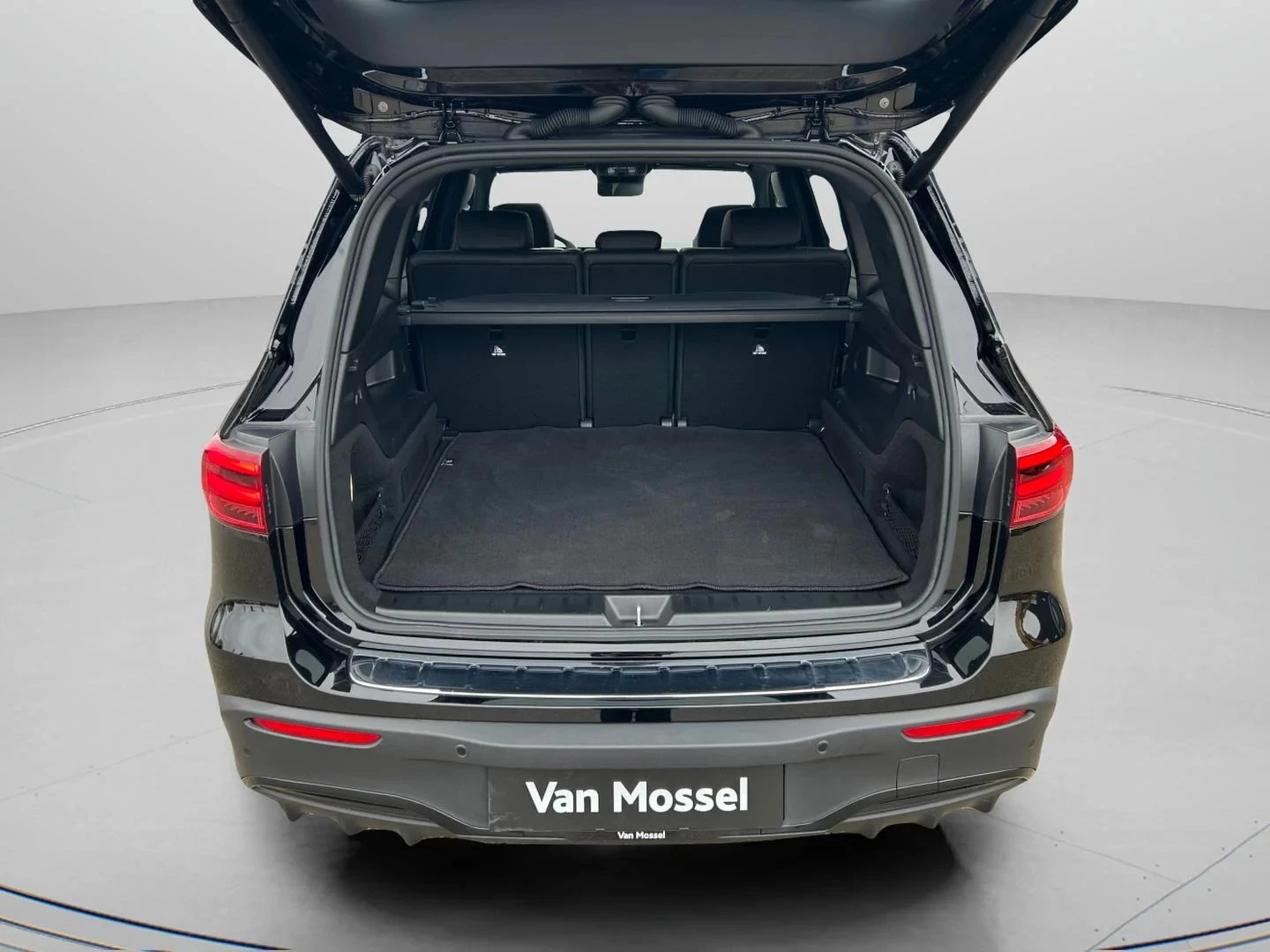 Mercedes-Benz-EQB-image-22