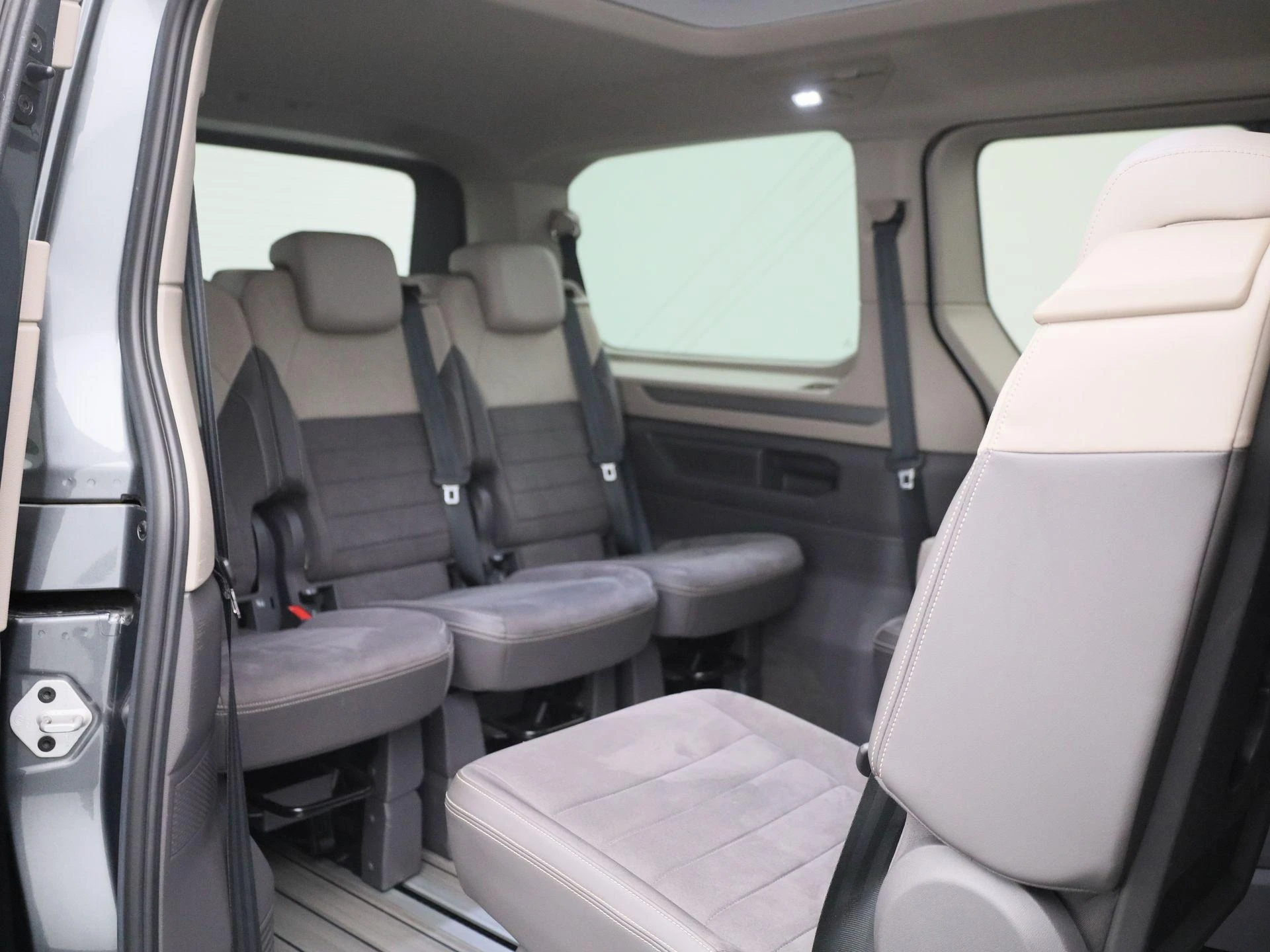 Volkswagen-Multivan-image-47