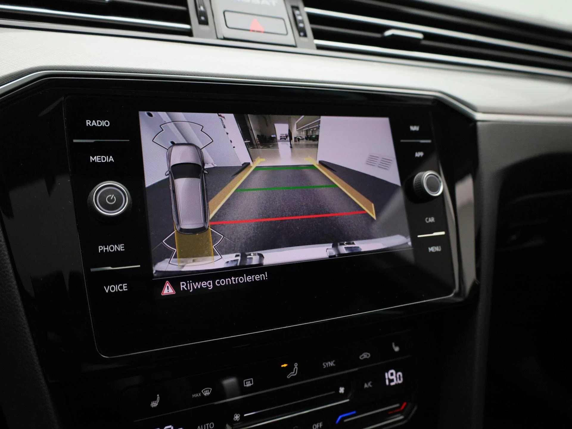 Volkswagen-Passat-image-25