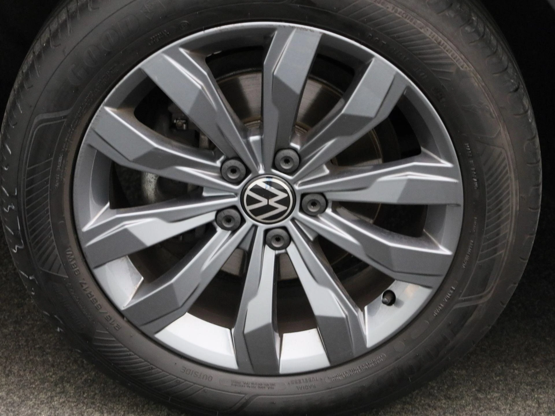 Volkswagen-T-Roc-image-13