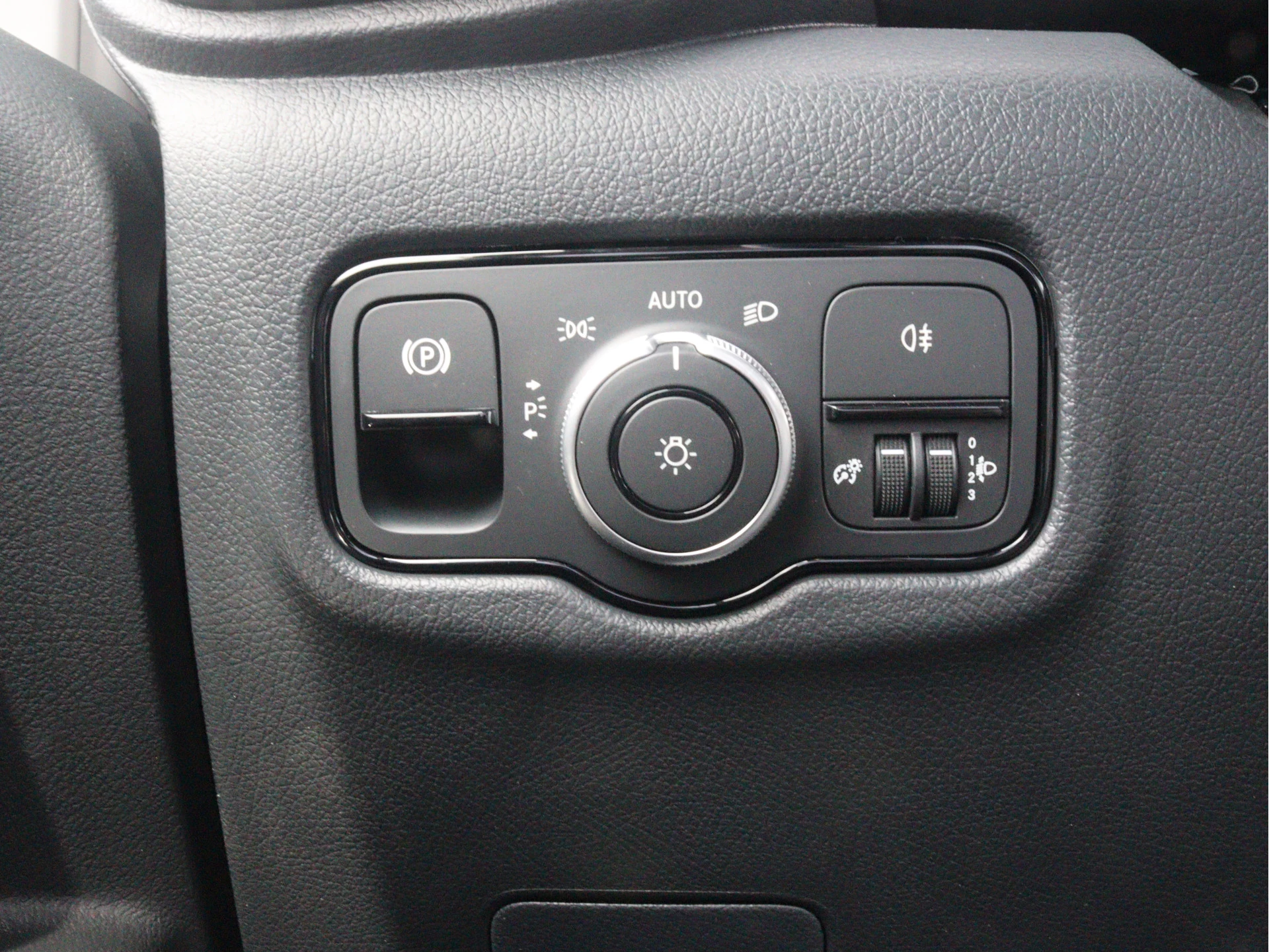 Mercedes-Benz-Vito-image-11