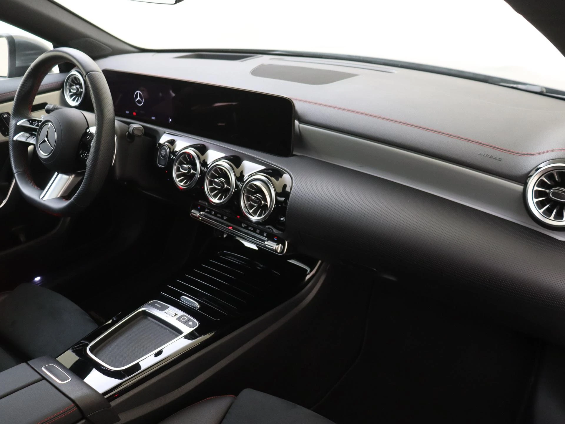 Mercedes-Benz-CLA-image-4