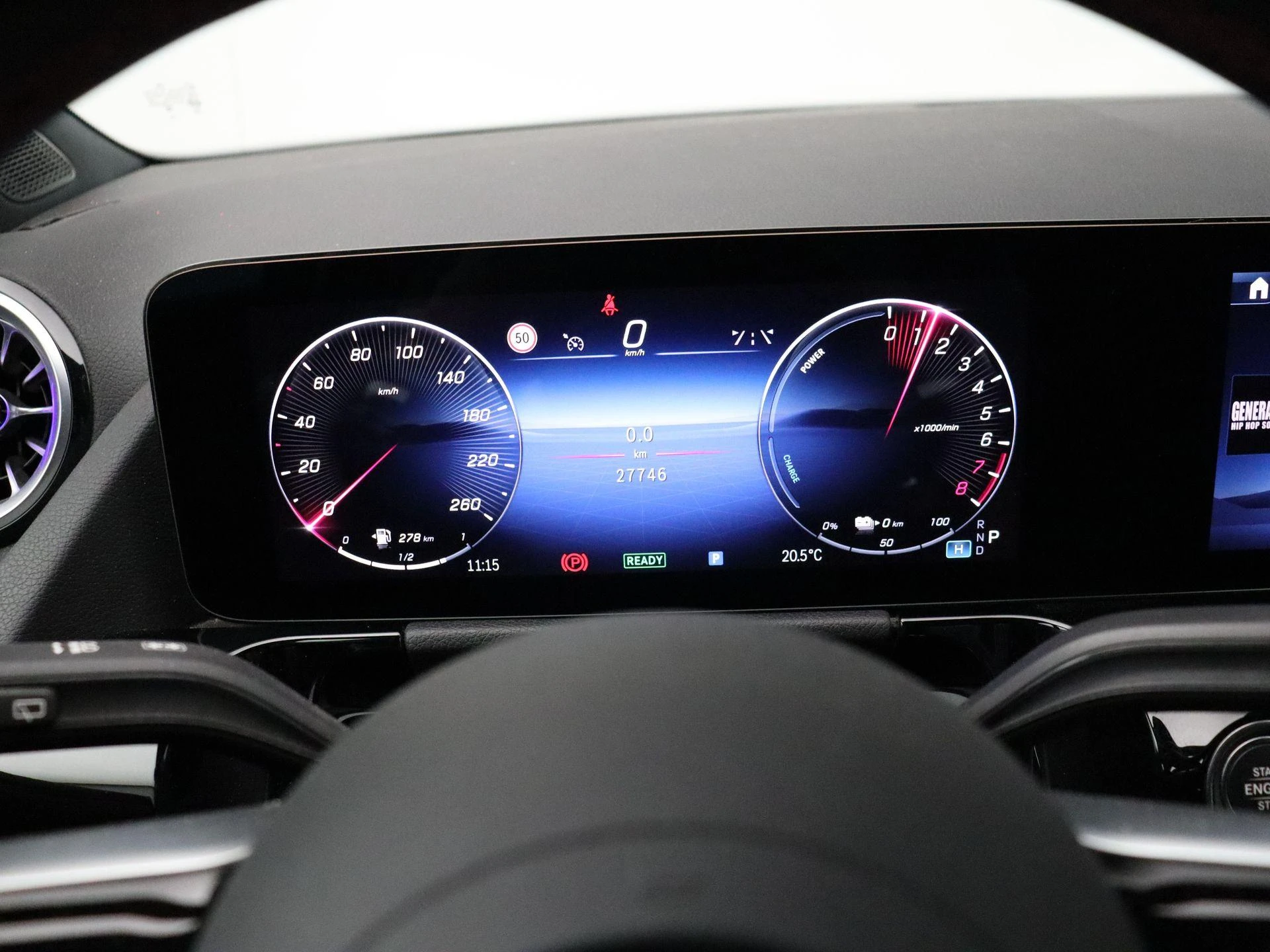 Mercedes-Benz-GLA-image-13