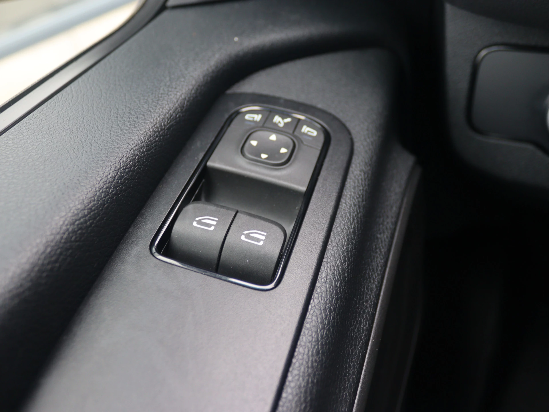 Mercedes-Benz-Sprinter-image-4