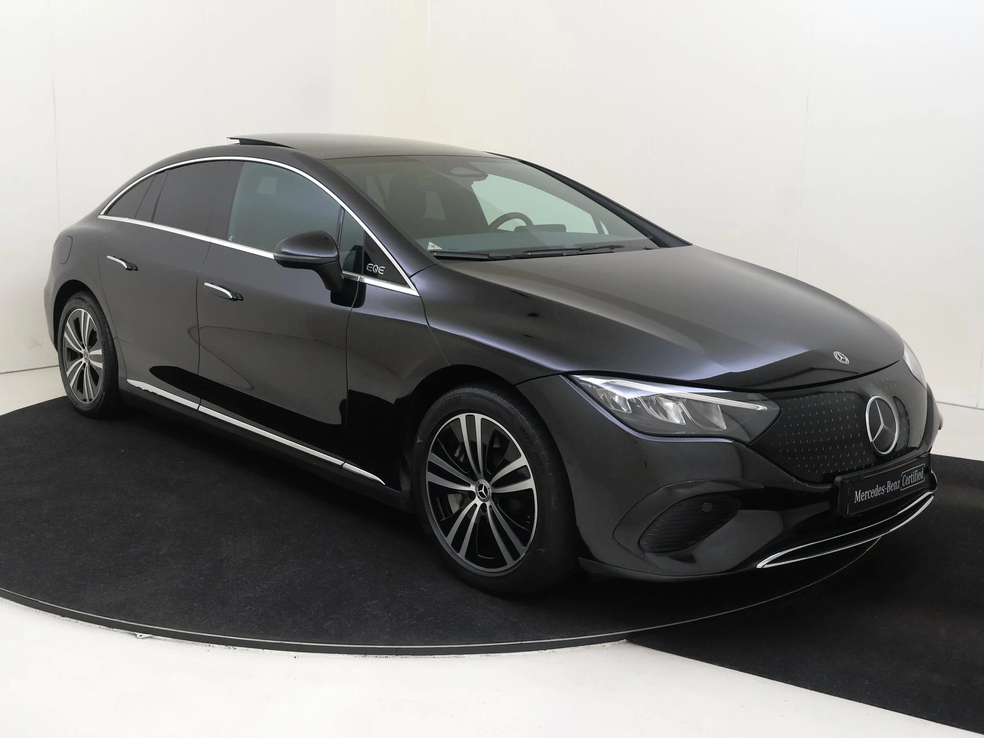 Mercedes-Benz-EQE-image-4