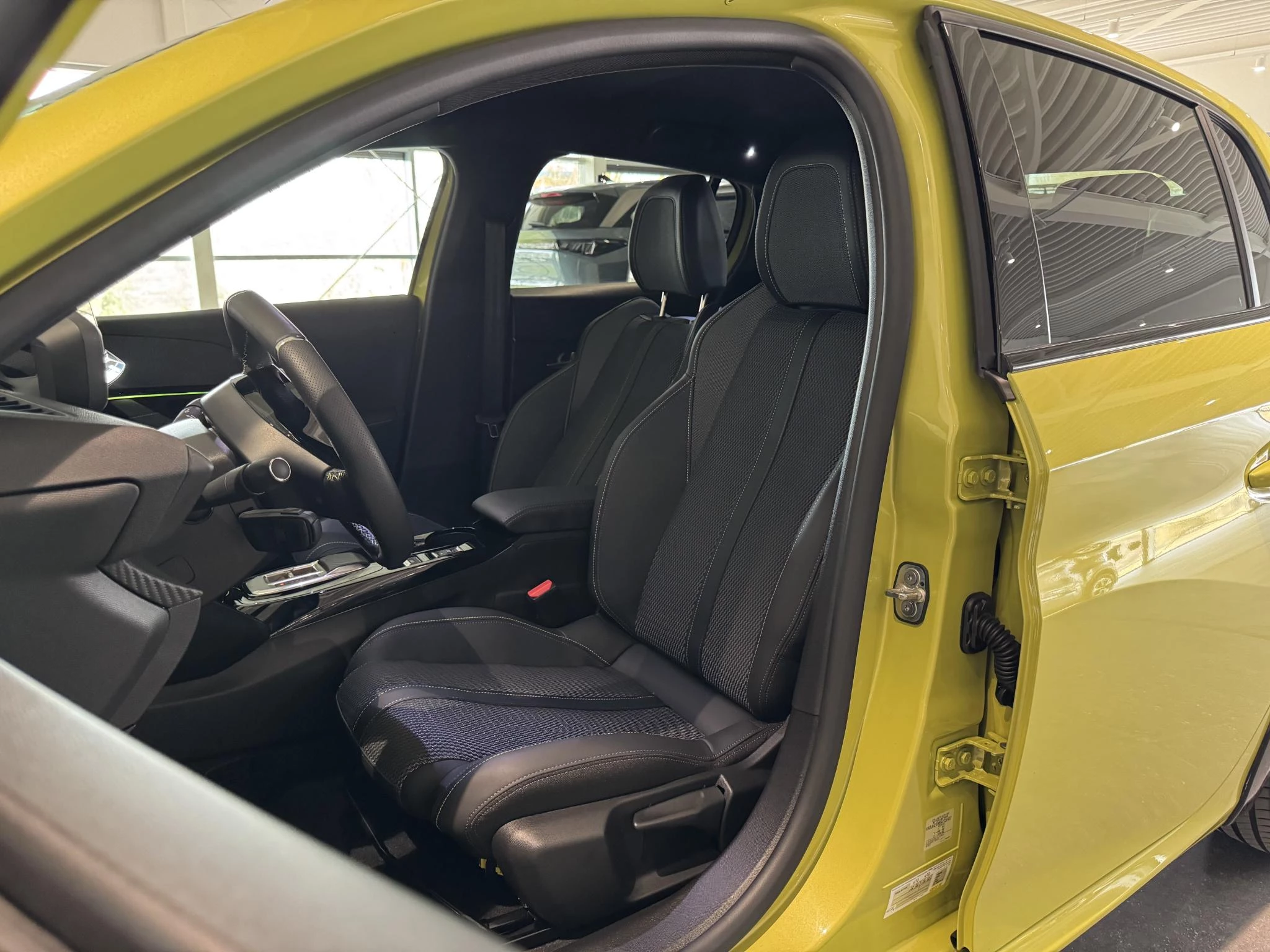 Peugeot-e-208-image-8