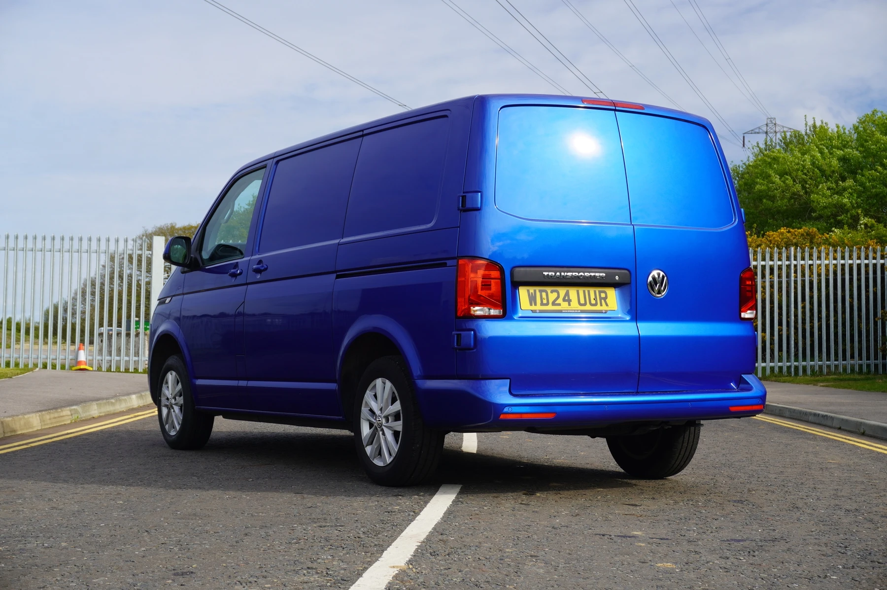 Volkswagen-Transporter-image-2