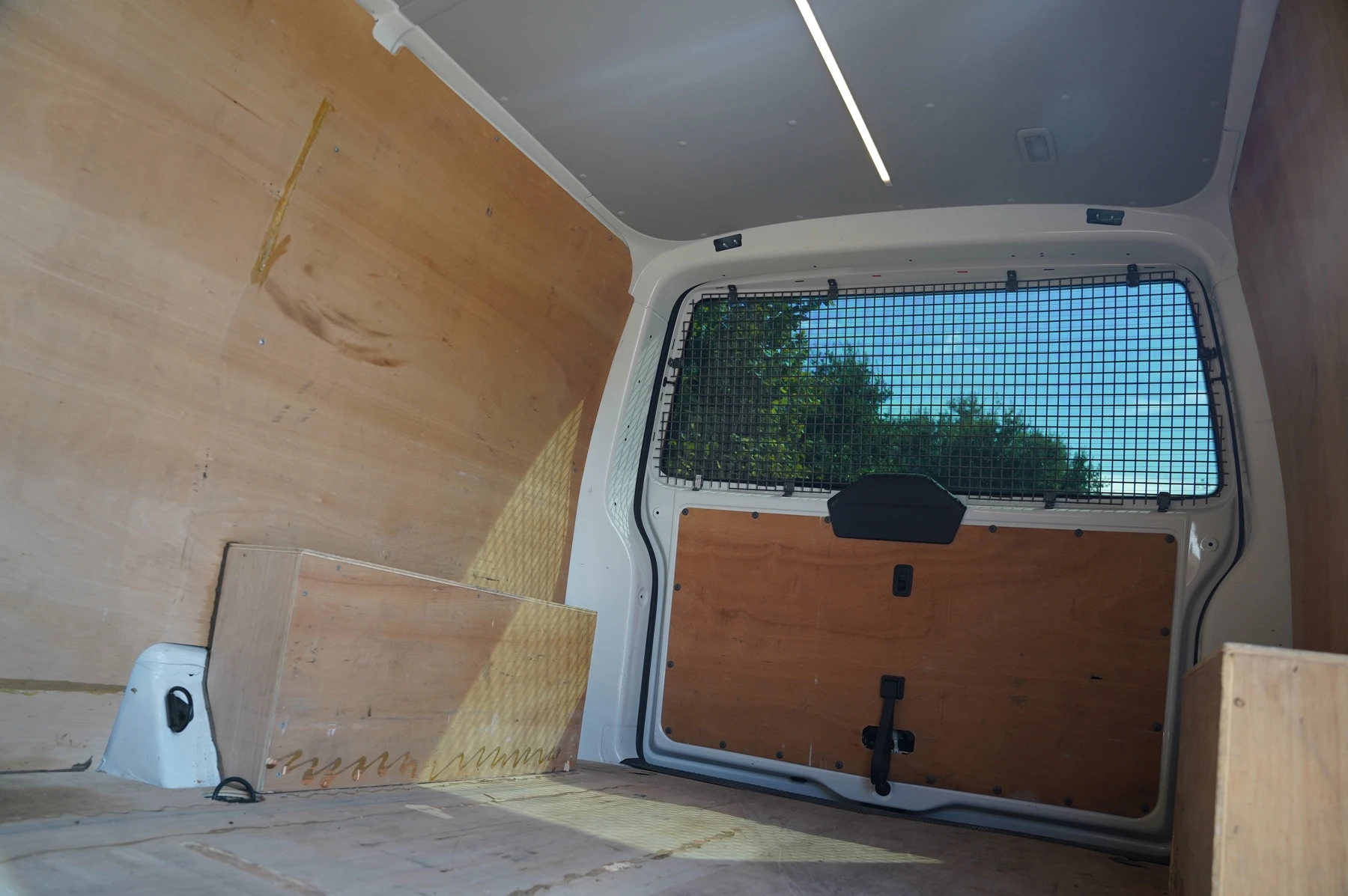 Volkswagen-Transporter-image-22