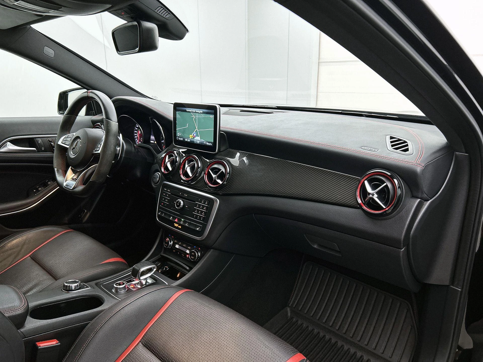Mercedes-Benz-GLA-image-19