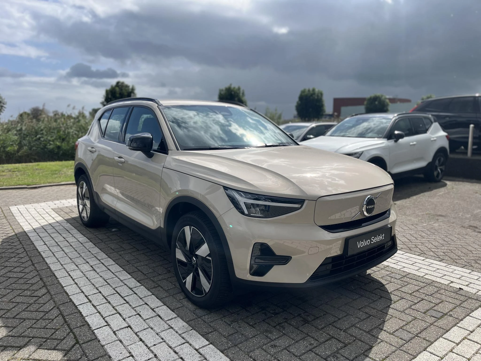 Volvo-EX40-image-16