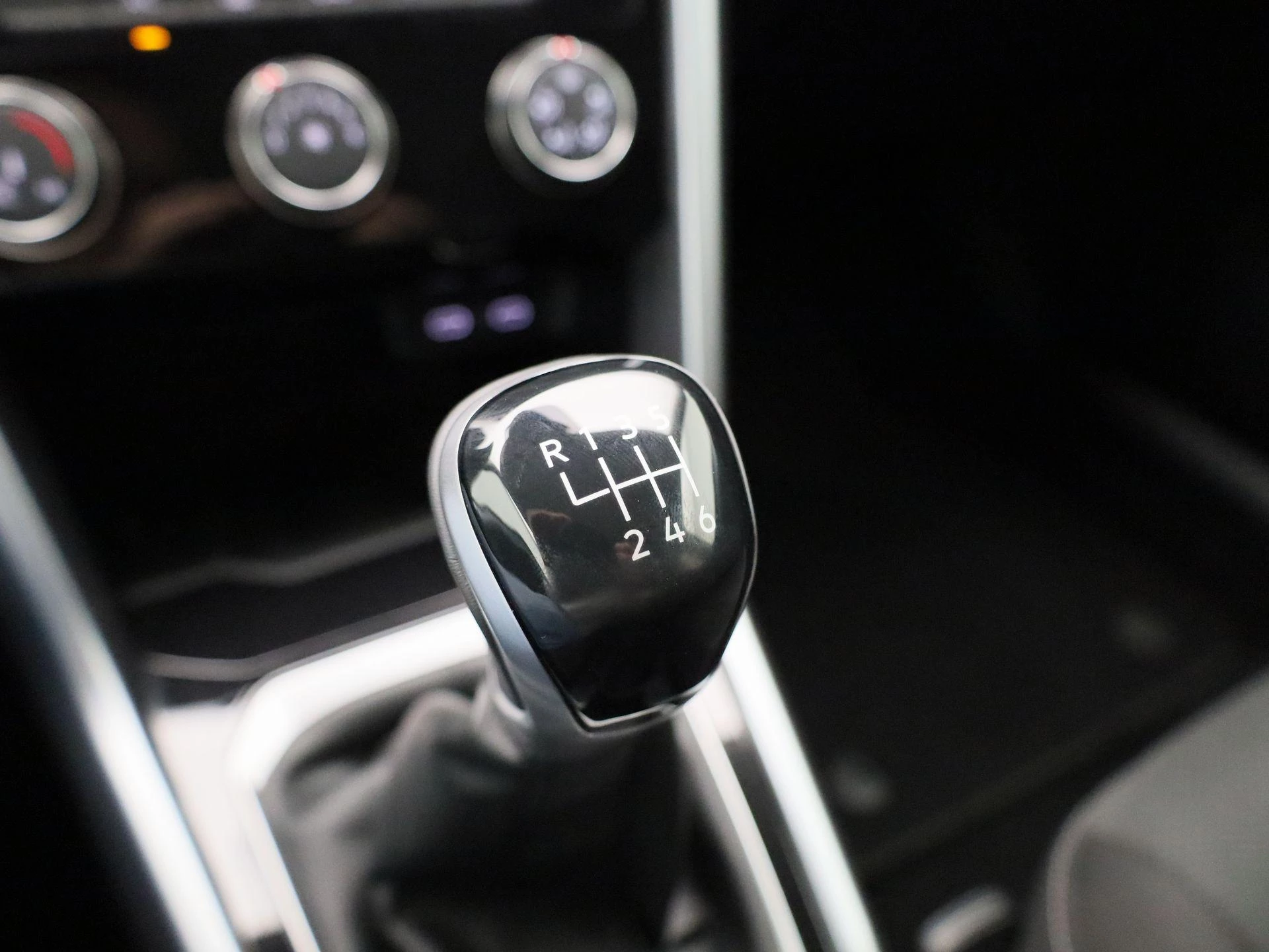 Volkswagen-T-Roc-image-22