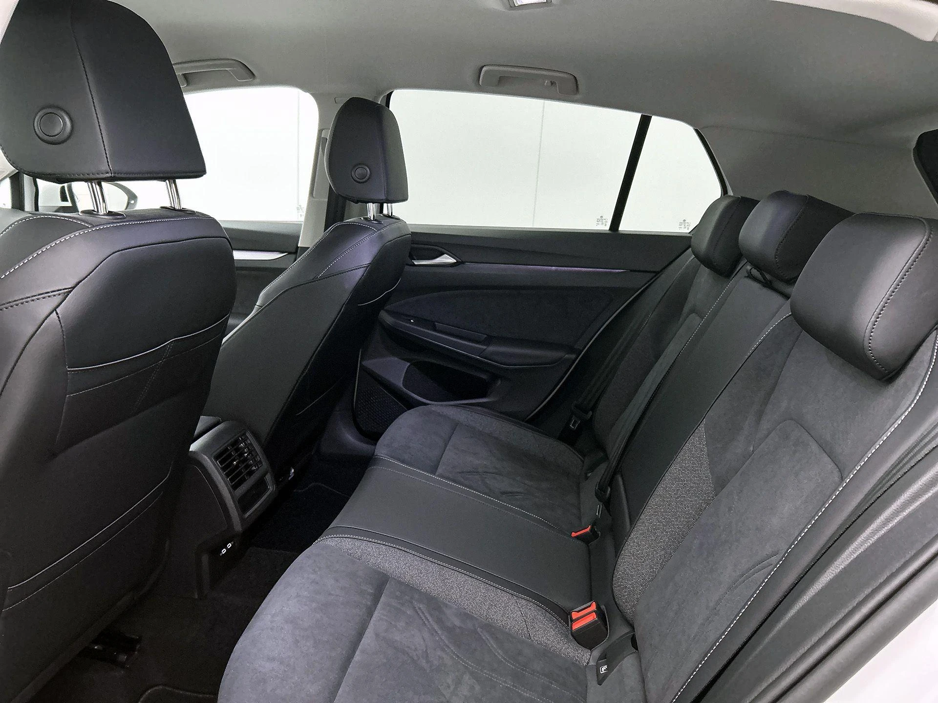 Volkswagen-Golf-image-26