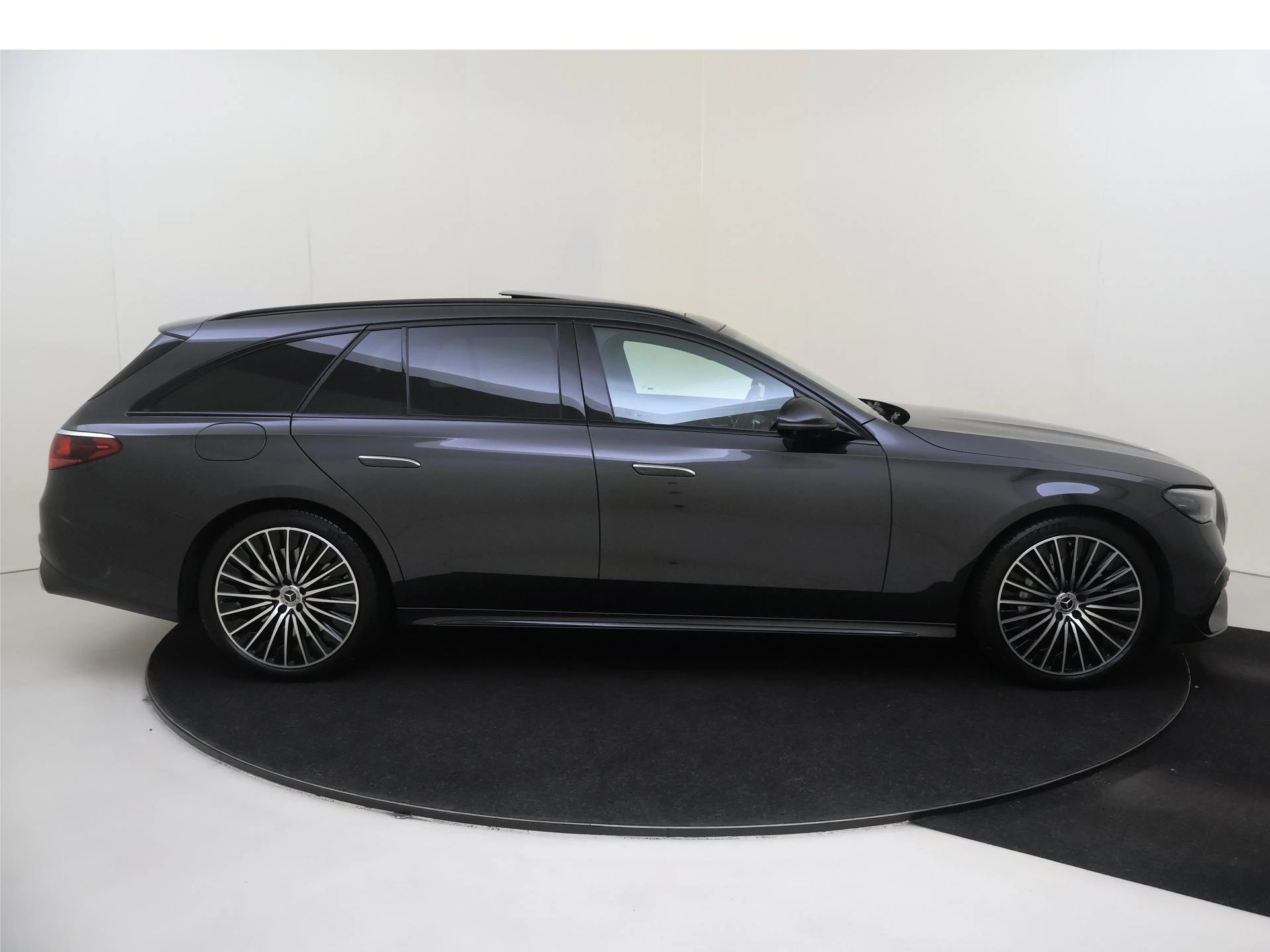 Mercedes-Benz-E-Klasse-image-8