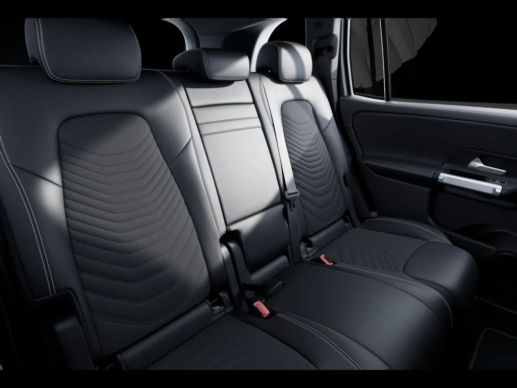 Mercedes-Benz-GLB 200 d-image-11