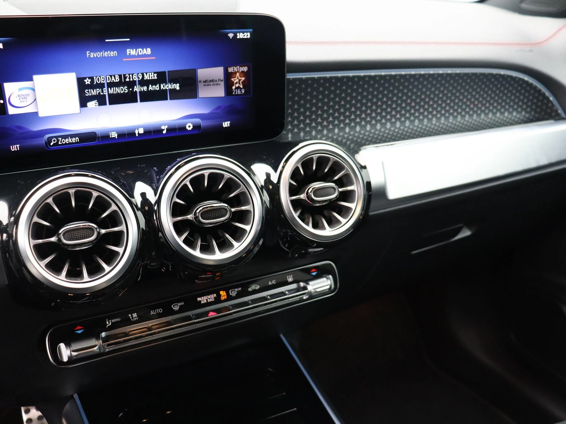 Mercedes-Benz-EQB-image-9