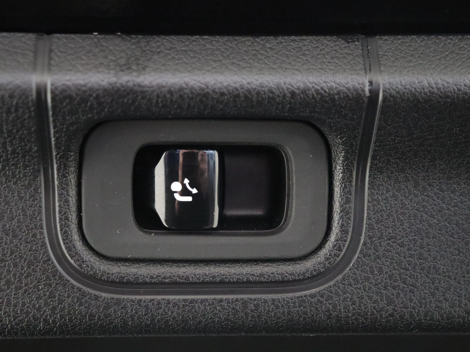 Mercedes-Benz-EQE-image-31