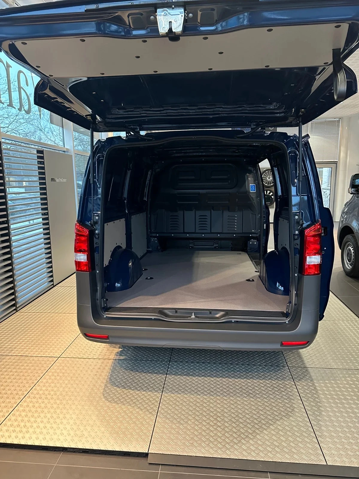 Mercedes-Benz-Vito-image-6