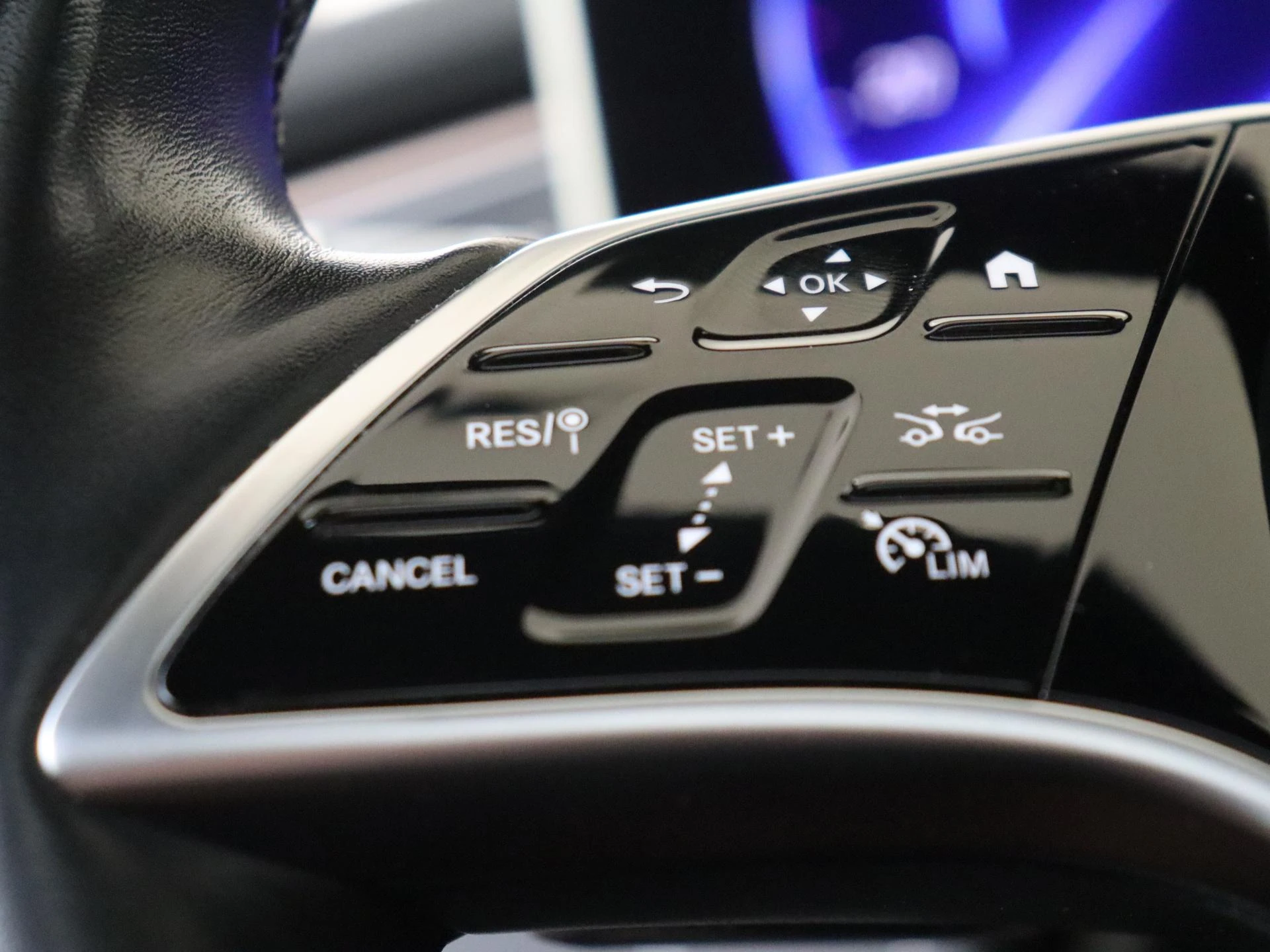 Mercedes-Benz-EQS-image-11