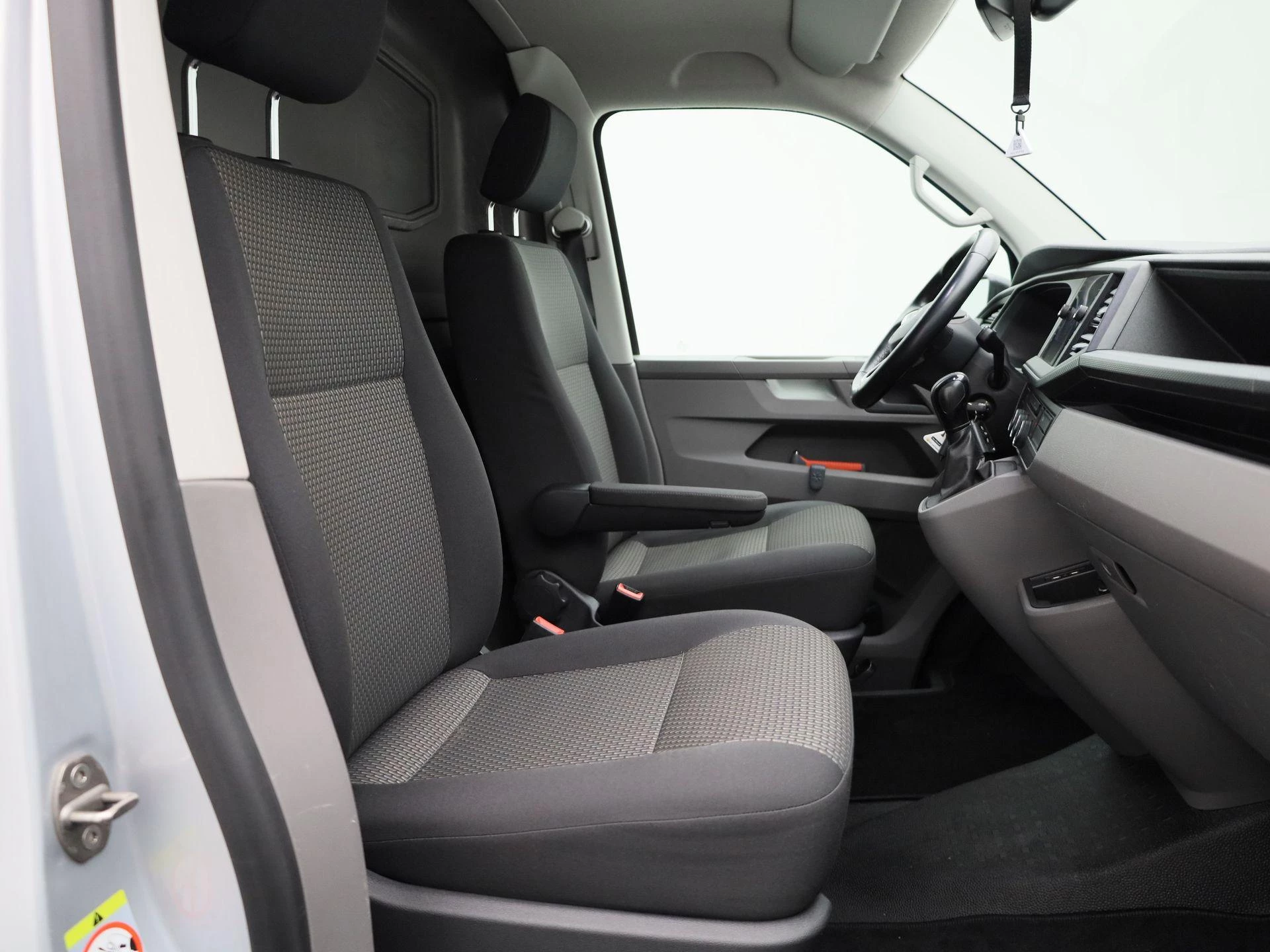 Volkswagen-Transporter-image-32